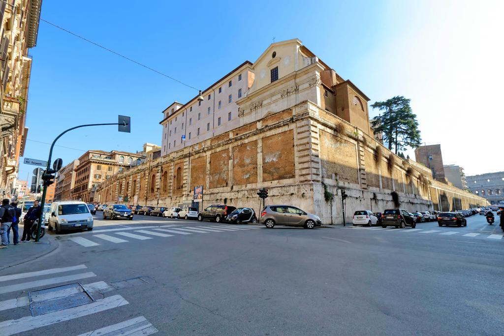 Cozy Apartment Fabia 300 Mt From Colosseum Eksteriør billede
